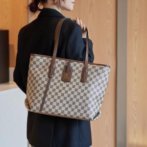 กระเป๋าถือผู้หญิงแบบใหม่ปี 2025 กระเป๋าใต้วงแขนพิมพ์ลายย้อนยุค กระเป๋าถือขนาดใหญ่สำหรับเดินทาง กระเป๋าสะพายไหล่ข้างเดียว กระเป๋าถือแบบสี่เหลี่ยม