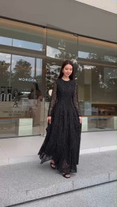 แม็กซี่เดรสลูกไม้แขนยาวทอลายผ้าสวยคลาสสิค แพทเทิร์นสวยลงตัวงานเข้ารูป เดรสมีซับในสีคาราเมลทำให้ลายผ้าสวยโดเด่น ชายกระโปรงบานอลัง ผ้าทิ้งตัวบอกเลยใช้ผ้าได้เปลืองมากๆ เป็นเดรสที่สวยหรูดูแพงใส่ได้ทุกโอกาส จะใส่เที่ยว หรือใส่ออกงานตามเทศกาลต่างๆ ได้เลย