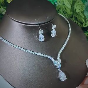 Set Hiasan Wanita YADORNOS - Kalung Zirkon Kristal Cincin Emas - Anting Drop Berlumuran Berkilau