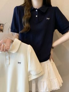 เสื้อยืดคอโปโลแขนสั้นผู้หญิง ทรงพอดีตัว ปักลาย กระดุม ทรงปกติ ฤดูร้อน 2024 เสื้อผ้าทำงาน สไตล์เรียบง่าย ผ้าฝ้ายผสมโพลีเอสเตอร์