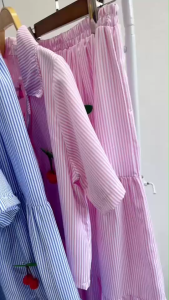 P22524 set 3 ชิ้น เสื้อครอป+กระโปรง กับสายผูก แต่งเข็มกลัดเชอร์รี่