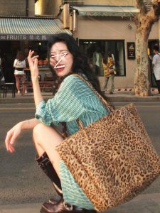 2025 Winter New Fashionable Large Capacity Leopard Print Handheld Tote Bag Commuter Casual Single Shoulder Bag for Women