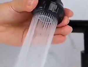 หมุนก๊อกน้ำสเปรย์อ่างล้างหัวครัว ก๊อกน้ำอ่างล้างจานในครัว หมุนก๊อกน้ำ ก๊อกน้ำล้างจาน ก๊อกน้ำหมุนสากล