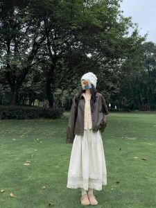 กระโปรงยาวปานกลางสไตล์ฝรั่งเศสโรแมนติกสีน้ำเงินครึ่งตัวฤดูใบไม้ร่วงปี 2024 กระโปรงยาวปานกลางลายลูกไม้สุดหวานสำหรับผู้หญิงไซส์เล็ก