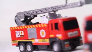 ส่งจากกรุงเทพ! รถดับเพลิงฉีดน้ำได้ มีไฟ มีเสียง ขนาด17.5*7.7*5.3CM ของเล่นเด็ก สนุก