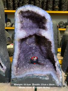 金形💯天然紫晶洞 薄皮玛瑙厚体绿幽灵共生👍 洞深有着21cm 可以放很多手串👍 晶体共生矿有钛晶✅黄娇花✅方解石Thick official waist rising step by step 👍 Golden shape 💯 Natural Amethyst GeodeThin-skinned agate with thick green phantom