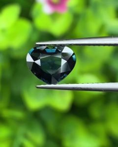 พลอย ไพลิน Blue Sapphire 1.47 กะรัต (Cts.) ดิบ (Unheated) พลอยแท้ อัญมณีมงคลประจําวันเกิด เครื่องประดับพลอย