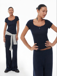MOLY CHO | Bộ Áo Thun Ôm Cổ U Thông Khí và Quần Knit Dáng thẳng