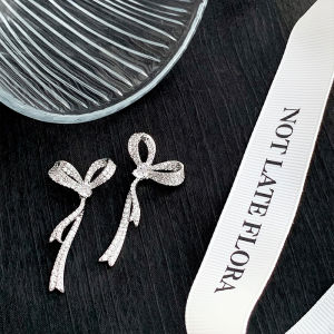 Elegant Draped Butterfly Knot Diamond Ear Cuff Fashionable Unique Design Sensation Luxury Feelings Womens Jewelry Accessories