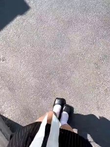 เดรสสายเดี่ยวกระดปรงสั้นมินิมอลสีดำทึบใส่เที่ยวใส่ปาร์ตี้