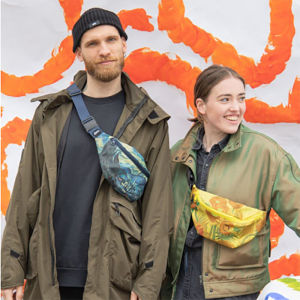 กระเป๋าคาดหน้าอกแบบสะพายข้าง LOQI กระเป๋าถือแบบสะพายข้างสุดเทรนด์สำหรับเดินทาง กระเป๋าสะพายข้างแบบมีซิป กระเป๋าสะพายข้างแบบเบาๆ สำหรับวัยรุ่น