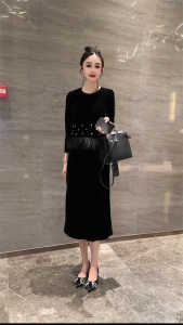 ชุดเดรสยาวคลุมเข่าคอตั้งมุมผ้ากำมะหยี่เนื้อสัมผัสหรูหราพร้อมกระดุมปEARL แขนยาว กระโปรงทรงเอ