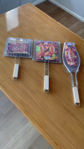 ตะแกรงปิ้งปลาสแตนเลสแท้ ตะแกรงปิ้งย่างแบบด้ามจับไม้ กันร้อน เหล็กย่างปลาสเเตนเลสหนา