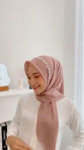 Adzana Hijab Bella SegiEmpat Bella Payet Bando/Jilbab Bella Bando\\n\\n Konteks dan Perkenalan\\n\\n Sejarah Desain Hijab Elegan\\n\\nDesain hijab elegan telah menjadi bagian penting dari budaya fashion Muslim di seluruh dunia. Mulai dari model tradisional hingga desain modern, hijab telah berkembang pesat selama bertahun-tahun. Salah satu contoh desain hijab elegan yang populer saat ini adalah Jilbab Bella Bando dan Hijab SegiEmpat Bella Payet.\\n\\n Pengenalan Jilbab Bella Bando\\n\\nJilbab Bella Bando adalah model hijab yang menawarkan tampilan yang elegan dan stylish. Model ini dirancang untuk memberikan penampilan yang rapi dan menarik, serta memenuhi kebutuhan praktis para pemakainya. Dengan bahan berkualitas tinggi dan desain yang apik, Jilbab Bella Bando menjadi pilihan yang tepat bagi mereka yang mencari penampilan yang modis dan nyaman.\\n\\n Kelebihan Hijab SegiEmpat Bella Payet\\n\\nHijab SegiEmpat Bella Payet merupakan pilihan lain yang menawarkan gaya dan kenyamanan. Dengan tambahan payet pada bagian tertentu, hijab ini menambahkan sentuhan kecantikan dan elegan pada penampilan. Selain itu, hijab segi empat juga sangat fleksibel, memungkinkan pemakainya untuk mengenakannya dengan berbagai gaya.\\n\\n Cara Memilih dan Menggunakan Hijab Berkualitas Tinggi\\n\\n Tips Memilih Hijab Sesuai Bentuk Wajah\\n\\nUntuk mendapatkan penampilan yang sempurna, penting untuk memilih hijab yang sesuai dengan bentuk wajah Anda. Beberapa tips yang bisa dicoba adalah:\\n\\n- Untuk wajah oval: Coba gunakan hijab dengan desain yang simpel dan tidak terlalu banyak aksen, seperti Jilbab Bella Bando.\\n- Untuk wajah bulat: Pilih hijab dengan desain yang lebih panjang dan lebar, seperti Hijab SegiEmpat Bella Payet, untuk menambahkan volume dan memberikan ilusi wajah yang lebih tirus.\\n- Untuk wajah persegi: Pilih hijab dengan desain yang lebih lembut dan tidak terlalu rapi, seperti Hijab SegiEmpat Bella Payet tanpa payet.\\n\\n Cara Mengenakan Hijab Bella Bando dengan Benar\\n\\nUntuk mendapatkan hasil terbaik saat mengenakan Jilbab Bella Bando, ikuti langkah-langkah berikut:\\n\\n1. Lipat jilbab menjadi segitiga dan letakkan pada bagian belakang kepala.\\n2. Tarik kedua ujung jilbab ke depan dan pasangkan di depan dada.\\n3. Tarik ujung kanan ke bawah dan letakkan di bawah ujung kiri.\\n4. Tarik ujung kiri ke atas dan letakkan di atas ujung kanan.\\n5. Pasangkan ujung-ujung jilbab di belakang kepala dan sematkan dengan peniti atau pin hijab.\\n\\n Trik Mengenakan Hijab SegiEmpat Bella Payet dengan Elegan\\n\\nUntuk mendapatkan penampilan yang elegan saat mengenakan Hijab SegiEmpat Bella Payet, coba beberapa trik berikut:\\n\\n- Gunakan payet pada bagian tertentu untuk menambahkan sentuhan kecantikan tanpa terlihat berlebihan.\\n- Pilih warna hijab yang sesuai dengan warna kulit dan pakaian Anda.\\n- Gunakan aksesoris yang sesuai dengan penampilan Anda, seperti gelang atau kalung.\\n\\n Aksesoris Hijab Terpopuler\\n\\n Menggabungkan Aksesoris dengan Hijab Bella Bando\\n\\nUntuk mendapatkan penampilan yang sempurna saat mengenakan Jilbab Bella Bando, coba beberapa aksesoris berikut:\\n\\n- Gelang emas atau perak\\n- Kalung sederhana\\n- Jam tangan elegan\\n\\n Rekomendasi Aksesoris untuk Hijab SegiEmpat Bella Payet\\n\\nUntuk mendapatkan penampilan yang menawan saat mengenakan Hijab SegiEmpat Bella Payet, coba beberapa aksesoris berikut:\\n\\n- Gelang berlian atau batu mulia\\n- Kalung dengan payet atau permata\\n- Jam tangan mewah\\n\\n Menggunakan Aksesoris Hijab untuk Meningkatkan Penampilan\\n\\nAksesoris hijab dapat digunakan untuk meningkatkan penampilan Anda dengan cara berikut:\\n\\n- Gunakan aksesoris yang sesuai dengan warna dan desain hijab Anda.\\n- Pilih aksesoris yang sesuai dengan acara atau situasi Anda.\\n- Hindari menggunakan terlalu banyak aksesoris sekaligus untuk menghindari penampilan yang berlebihan.\\n\\nDengan memperhatikan tips dan trik di atas, Anda dapat mendapatkan penampilan yang sempurna dengan Jilbab Bella Bando dan Hijab SegiEmpat Bella Payet. Ingatlah untuk memilih hijab yang sesuai dengan bentuk wajah Anda dan menggunakan aksesoris yang sesuai untuk meningkatkan penampilan Anda. Selamat mencoba!\n}