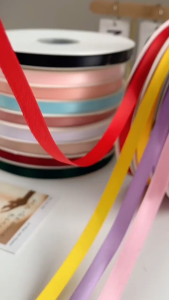 Cuộn ruy băng lụa satin trơn khổ 100yard lõi xốp