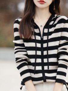 เสื้อคาร์ดิแกนถักคอวีผ้าขนสัตว์สีดำขาว ทรงหลวม แขนยาว ปกติ ฤดูใบไม้ผลิ 2025 สำหรับผู้หญิง