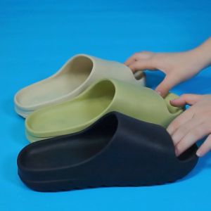 SANDAL SLIP-ON SUAMI ISTRI PACAR ADEK KAKAK TEMAN SAHABAT POKOKNYA BISA SEMUA BAHAN RUBBER IMPORT YZY