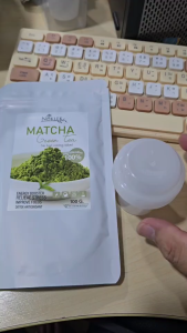 ผงชาเขียวมัทฉะคลาสสิก แบรนด์ Noklek ( พร้อมแก้วเขย่าและช้อน )