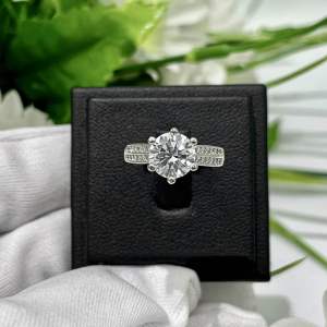 PETCHARA แหวนเพชรโมอีสหญิง1-2กะรัต ฝังหกหนามเตย บ่าข้างฝังเพชรแถวคู่ ชุบทองคำขาว ตัวเรือนเงิน 92.5% พร้อมใบเซอร์GRA(D2004)