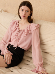 D-PLAY | Áo Blouse Chiffon Dài Tay Màu Hồng Cổ Tim Có Nếp Ly