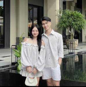 Set đồ đôi sọc trắng xám áo nữ trễ vai phối váy xếp ly viền ren