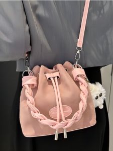 ทันสมัย กระเป๋าทรงถังเล็ก ผู้หญิง กระเป๋าสะพายข้าง Quality Sensation 2024 ฤดูใบไม้ผลิ ฤดูร้อน กระเป๋าถือกระเป๋าเดินทาง