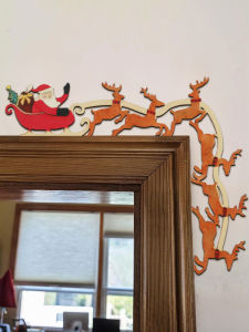 ของตกแต่งมุมประตูรูปรถเลื่อนซานต้าและกวางเรนเดียร์สำหรับคริสต์มาส ของประดับแขวนประตู ของตกแต่งบ้านสำหรับเทศกาลคริสต์มาสสำหรับประตูและผนัง