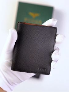 Ví bóp da nam Saffiano nhỏ gọn dáng đứng P017-DD đen phối đỏ thiết kế cách điệu lạ mắt chất da bò siêu bền