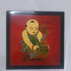 Tranh sơn mài Đông Hồ Vinh Hoa - Em bé ôm gà size 30x30 cm