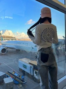 Qml สลิมฟิต เสื้อยืดแขนยาว ผู้หญิง แบรนด์แฟชั่นอเมริกัน文 Cross Print เสื้อท่อนบน เสื้อฐานสวมใส่ด้านใน