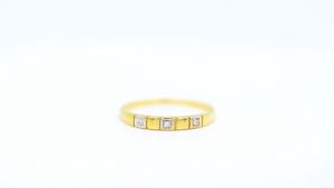 Happy Jewelry เพชรเรียง 3 เม็ด ตัดสลับกัน ทองแท้ 9k 37.5% เพชรเกสร ME612