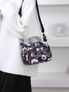 กระเป๋าสะพายข้างผ้าลายดอกไม้แบบลำลองสำหรับผู้หญิง กระเป๋าถือหนังนิ่ม วัสดุ Nylon กระเป๋าสะพายข้างแบบสะพายไหล่ข้างเดียวสำหรับการเดินทางและวันหยุด