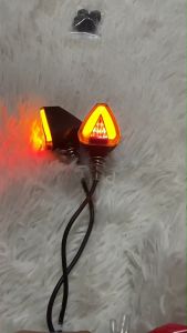 ไฟเลี้ยวแต่ง ใส่ได้กับรถทุกรุ่น ไฟเลี้ยวสามเหลี่ยม มีไฟหรี่ (ไฟเลี้ยว) ในตัว (0112)