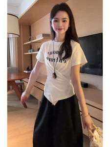 YUEZHONGWEI | เสื้อยืดแขนสั้นพิมพ์ลายตัวอักษรสไตล์อเมริกันสำหรับผู้หญิงในช่วงฤดูร้อน เสื้อแขนสั้นทรงเข้ารูปไม่สมมาตร ทรงเข้ารูป ทรงเข้ารูป