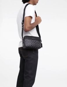 กระเป๋าสะพายข้างผู้ชายแฟชั่นใหม่ทุกคู่กระเป๋ากล้องกระเป๋าหน้าอกกระเป๋าซิป69333ขนาด: 23*15*6ซม