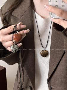 ธรรมชาติ สีหิน จี้ยาวรูปหัวใจ สีดำ เชือก เสื้อสเวตเตอร์ โซ่ผู้หญิง เรียบง่าย แฟชั่นโซ่ไหปลาร้า เรียบหรู อุปกรณ์เสริมสร้อยคอ