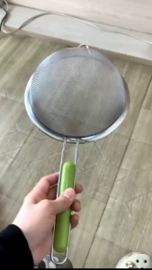 Rây Lọc hạt Chanh Bột mịn Inox xịn lưới lọc dày cán xanh và có móc treo size 22cm