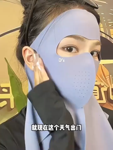 Khẩu trang che kín mặt chống nắng chống bụi hiệu quả.