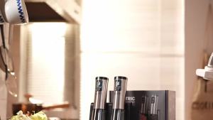 Electric Salt and Pepper Grinder Set 5-Level Adjustable Coarseness LED Display Kitchen Tool for Spices