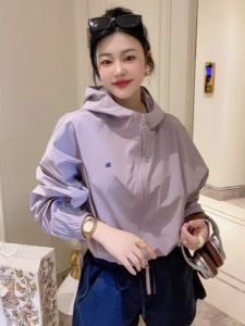 เสื้อแจ็คเก็ตกันแดดสั้นแบบมีฮู้ดสีลูกกวาดสไตล์เกาหลี ฤดูใบไม้ผลิและฤดูร้อน 2024 เสื้อคลุมกันหนาวแบบบางที่สวมใส่ได้หลากหลาย