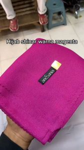kerudung hijab / jilbab segi empat SHINAR GLAMOUR glitter glowing lasser cut ansania dan azara bahan mengkilap warna pink magenta / fanta terang ukuran 110 x 110
