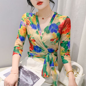 YIMEI เสื้อผ้ากันแดดพิมพ์ลายตาข่ายแบบใหม่สำหรับฤดูร้อน2024เสื้อยืดคอวีกระชับสัดส่วนสำหรับผู้หญิงอินเทรนด์