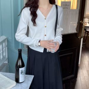 เสื้อคาร์ดิแกนถักคอวีสีดำสไตล์ฝรั่งเศสสำหรับผู้หญิง ช่วงต้นฤดูใบไม้ร่วง เสื้อคลุมกันหนาวสั้น ทรงหลวม แขนยาว ปกติ