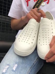 รองเท้าสวม รุ่นใหม่ รองเท้ากันนำ้ เบามากๆ คุณภาพดี สวยใส่นุ่มสบายเท้า   รองเท้าคู่สไตล์ร้อนน้ำหนักเบาและระบายอากาศรองเท้าชายหาด รองเท้าแตะแบบสวม 131