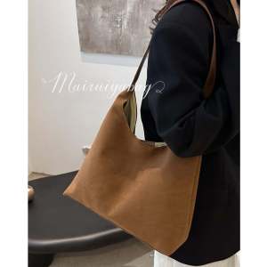 กระเป๋าถือทรงสี่เหลี่ยมกลมสไตล์วินเทจสำหรับผู้หญิง กระเป๋าสะพายไหล่ขนาดใหญ่ กระเป๋าถือสำหรับเดินทางในฤดูใบไม้ร่วงและฤดูหนาว ความจุขนาดใหญ่ กระเป๋าถือ PU ผิวหยัก