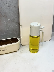2 in 1 Oil Sprayer Bottle 550ML Gravity Auto Open&Close Oil Dispenser Kitchen Household Leakproof Sauce Bottles