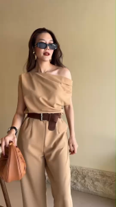 ชุดกางเกงทรงสวยมากกก  ✨ ชุดกางเกงทรงสวยมากกก แพทเทรินเป๊ะปัง ช่วงบนเป็นเสื้อไหล่ตก ช่วงล่างเป็นกางเกงทรงกระบอก พร้อมเข็มขัดเส้นใหญ่สีน้ำตาล mocca ใส่สวยมาก มีกระเป๋าล้วง2ข้างลำตัว ใส่โอกาสไหนก้อPERFECT ตัวเดียวจบครบเครื่อง..ใส่เก๋..เริ่ดทุกสี!!!  รายละเอี