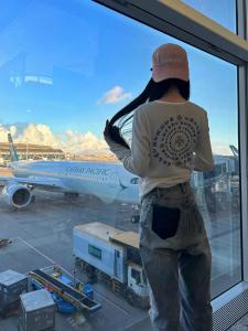 Qml สลิมฟิต เสื้อยืดแขนยาว ผู้หญิง แบรนด์แฟชั่นอเมริกัน文 Cross Print เสื้อท่อนบน เสื้อฐานสวมใส่ด้านใน