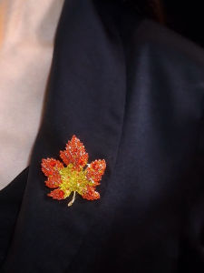 High-End Delicate Rhinestone Brooch Niche Style Red Maple Leaf Corsage Suit Outwear Ornament Coat Sweater Pin