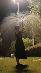 KAISER ปืนฉีดน้ำ ปืนฉีดน้ำดอกไม้ไฟ สงกรานต์เหมาะสำหรับถ่ายภาพใต้ไฟถนนบรรยากาศที่ระลึกอุปกรณ์ประกอบฉากโรแมนติก